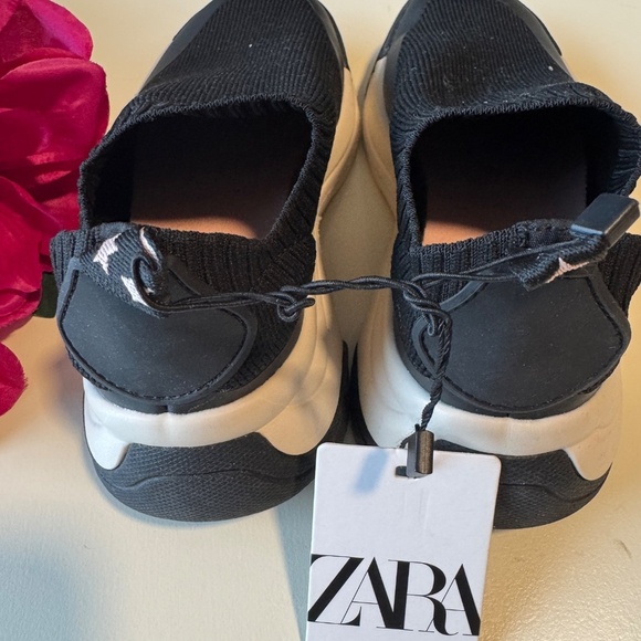 ZARA Breathable Lightweight Solid Color Sneakers KIDS shoes - size 5 - Picture 4 of 6